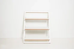 Ambivalenz - Fläpps Leaningshelf - Hylde/Reol - Hvid