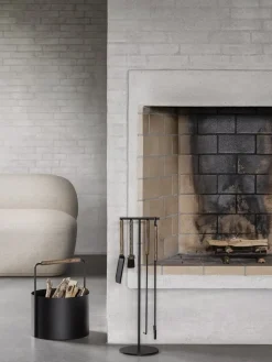 Blomus - ASHI brændekurv - Sort med brun egehåndtag - H: 45 x Ø: 35 cm