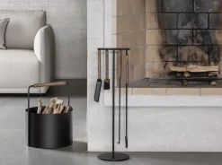 Blomus - ASHI brændekurv - Sort med brun egehåndtag - H: 45 x Ø: 35 cm