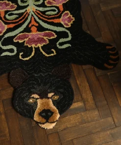 Doing Goods - Sort bjørne tæppe - Blooming Black Bear - Large - 143x97 cm