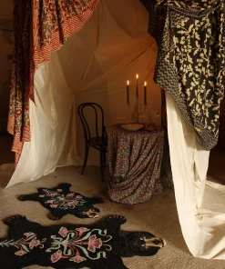 Doing Goods - Sort bjørne tæppe - Blooming Black Bear - Large - 143x97 cm