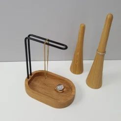 Dot Aarhus - Hang On - Smykkeholder - Eg/Sort