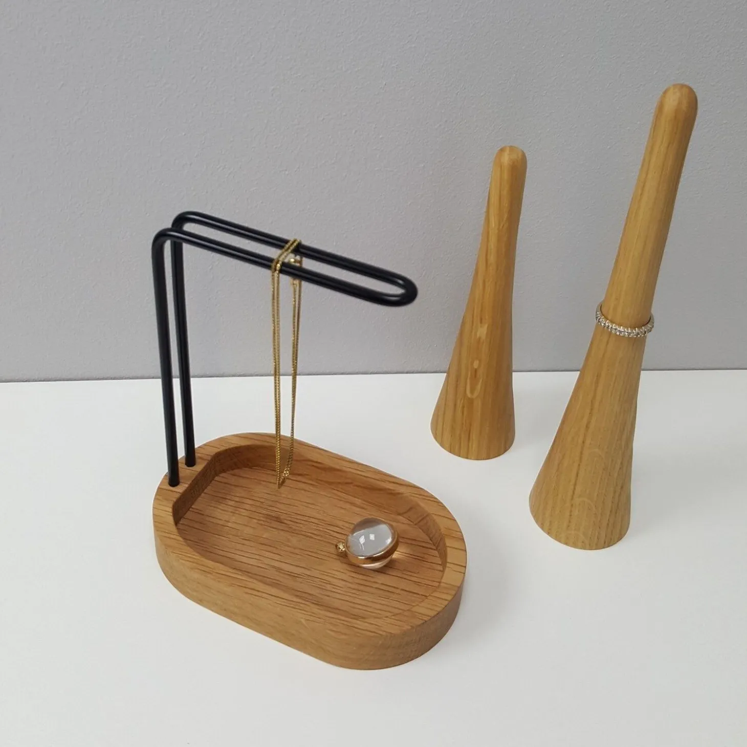 Dot Aarhus - Hang On - Smykkeholder - Eg/Sort