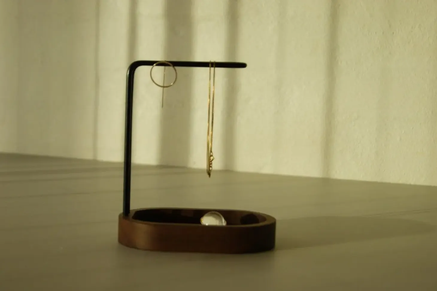 Dot Aarhus - Hang On - Smykkeholder - Valnød/Sort