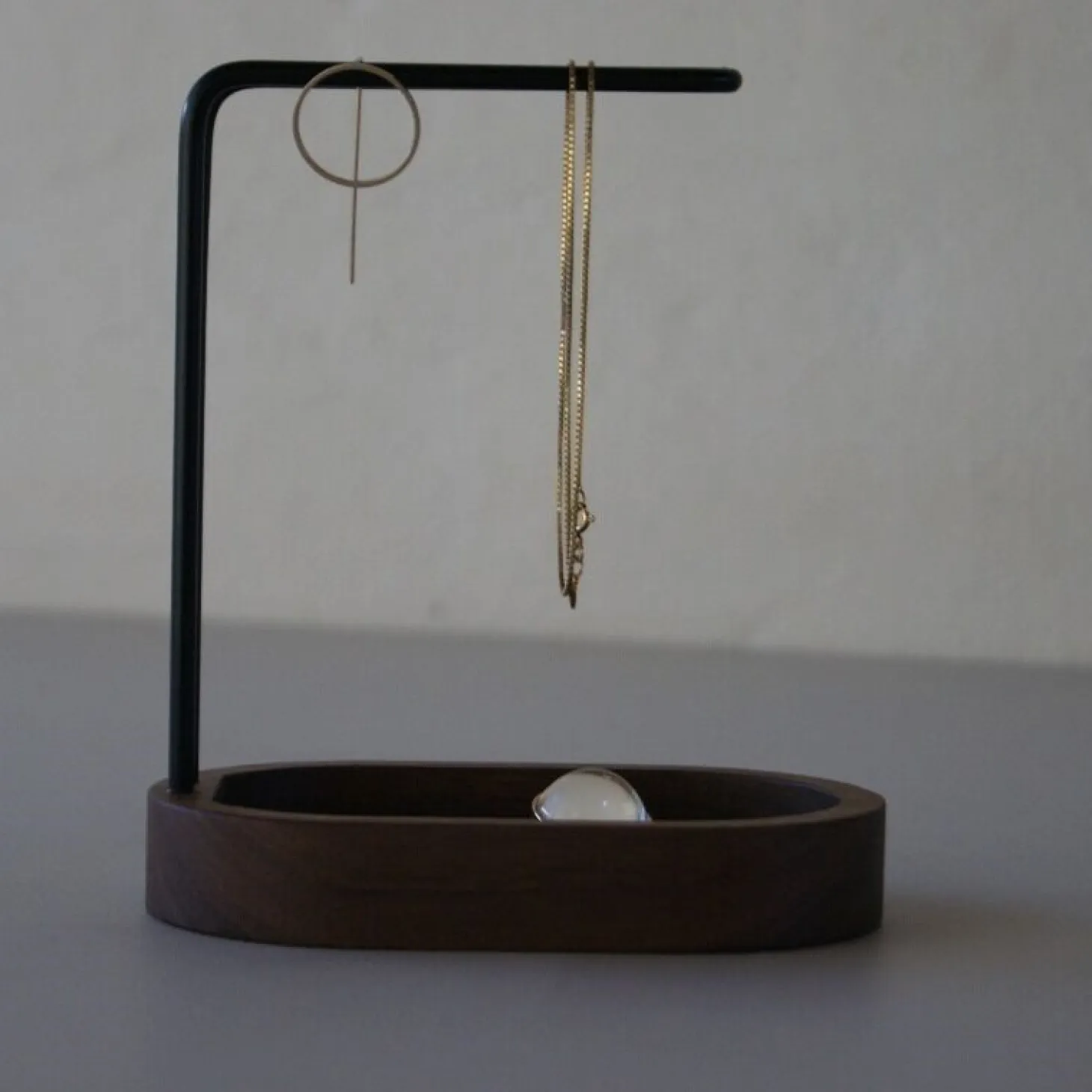 Dot Aarhus - Hang On - Smykkeholder - Valnød/Sort