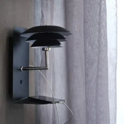 Dyberg Larsen - DL20 USB Hylde inkl. Lampe - Sort