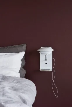 Dyberg Larsen - DL20 USB Hylde inkl. Lampe - Hvid