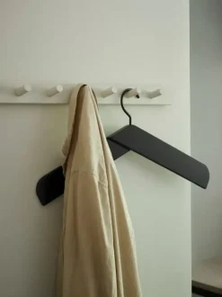 Fritz Hansen - Collar bøjle - Sort eg - Anodiseret aluminium