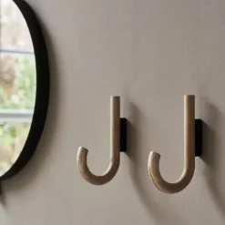 Gejst - Hook knage i Eg og sort, 13 x 2 x 19 cm