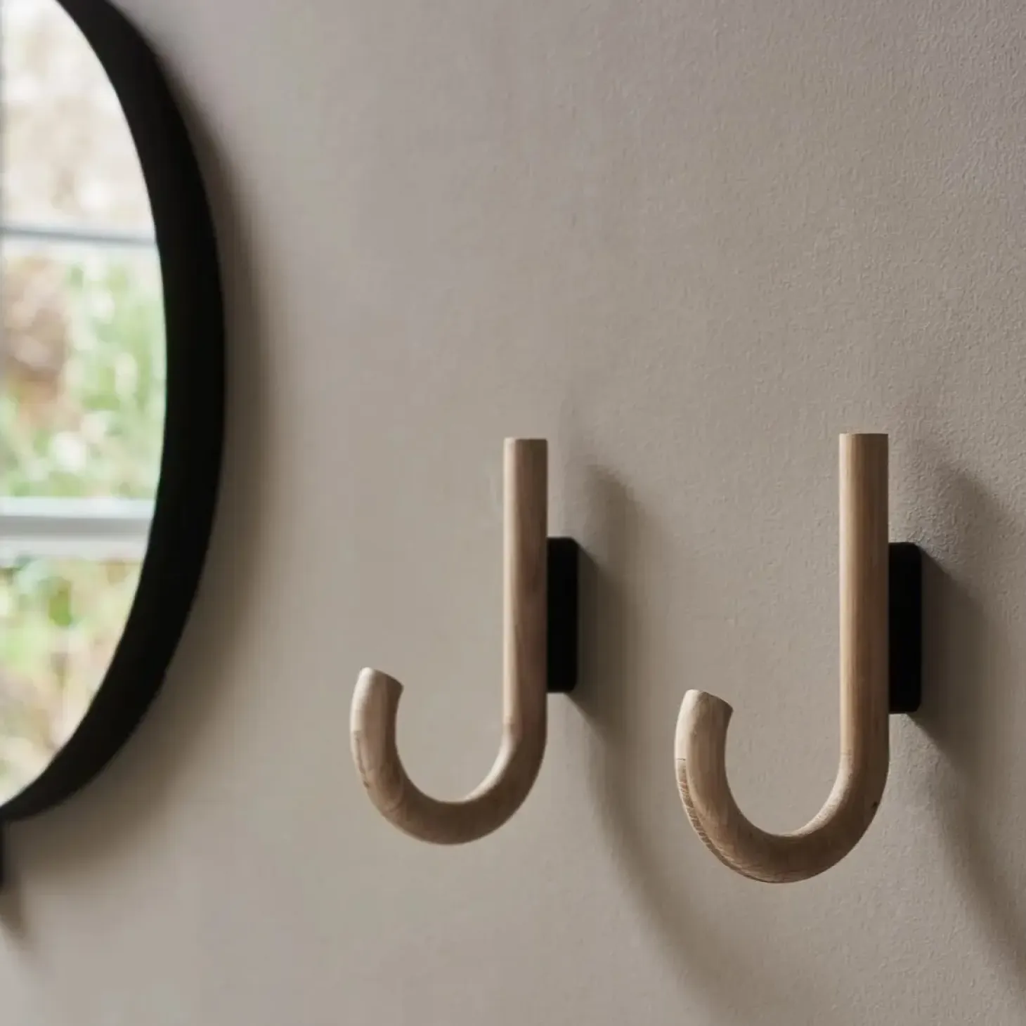 Gejst - Hook knage i Eg og sort, 13 x 2 x 19 cm