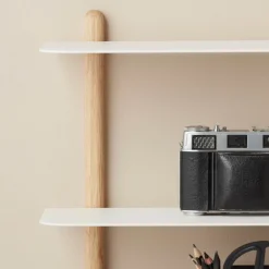 Gejst - NIVO A væghylde - Hvid - Lys Eg - 42 x 64 cm