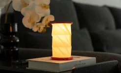 Gingko - Hexagon Twist Bordlampe - Mini - Coral Red - H14 cm