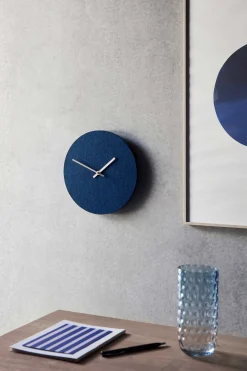 Hemverk - Vægur - Felt Mørkeblå - Ø28 cm - Kobber visere