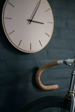 Hemverk - Vægur - Lys Eg/Powder Dusty Rose - Sorte visere - Ø38 cm