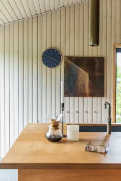 Hemverk - Vægur - Lys Eg/Smokey blue - Guld visere - Ø28 cm