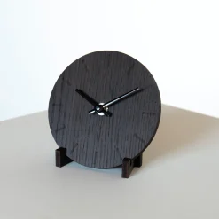 Hemverk - Vægur - Mørk eg - Ø12 cm - Sorte visere