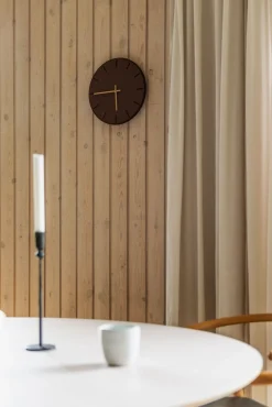 Hemverk - Vægur - Mørk Eg/Burgundy - Sorte visere - Ø28 cm