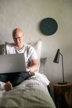 Hemverk - Vægur - Mørk Eg/Smokey Blue - Sølv visere - Ø28 cm