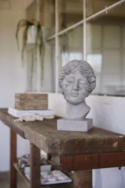 Lene Bjerre - Sielle figur kvinde m. blomster 31 cm. grå