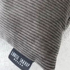 Louise Smærup - Pude i fløjl m. strop - Taupe - 50x80 cm