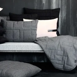 Louise Smærup - Pude i Ouiltet uld - Mørkegrå (65x65 cm)