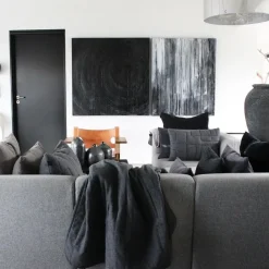 Louise Smærup - Pude i Ouiltet uld - Mørkegrå (50x80 cm)