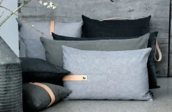 Louise Smærup pude - Pude i sort canvas 60 x 40 cm