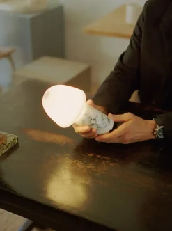 Made By Hand - Bordlampe - FUSE Trådløs - Marmor