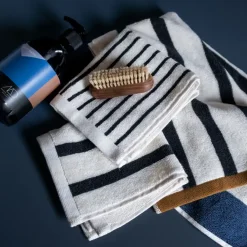 Mette Ditmer - BOUDOIR - Håndklæde, sort/hvid, smalle striber