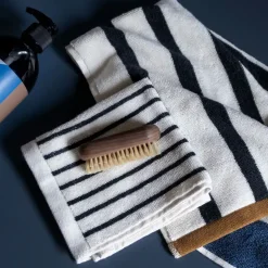 Mette Ditmer - BOUDOIR - Håndklæde, sort/hvid, smalle striber