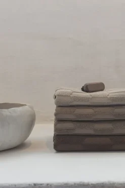 Mette Ditmer - GEO-håndklæde - Nougat - W50 x L95 cm