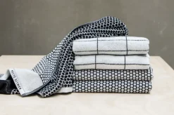 Mette Ditmer - GRID badehåndklæde, sort / råhvid