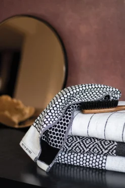 Mette Ditmer - GRID håndklæde, sort / råhvid