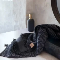 Mette Ditmer - MAROKKO badehåndklæde, sort/grå