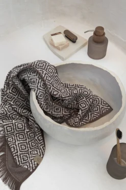 Mette Ditmer - MOROCCO-håndklæde - Chocolate / Off-white - W70 x L135 cm