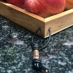 MiLLE W NORDISK DESIGN - Bakke i træ - Cognac læder - 24 x 33 cm.