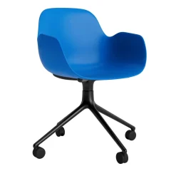 Normann Copenhagen - Form Armstol Swivel 5W med hjul - Sort/Blå