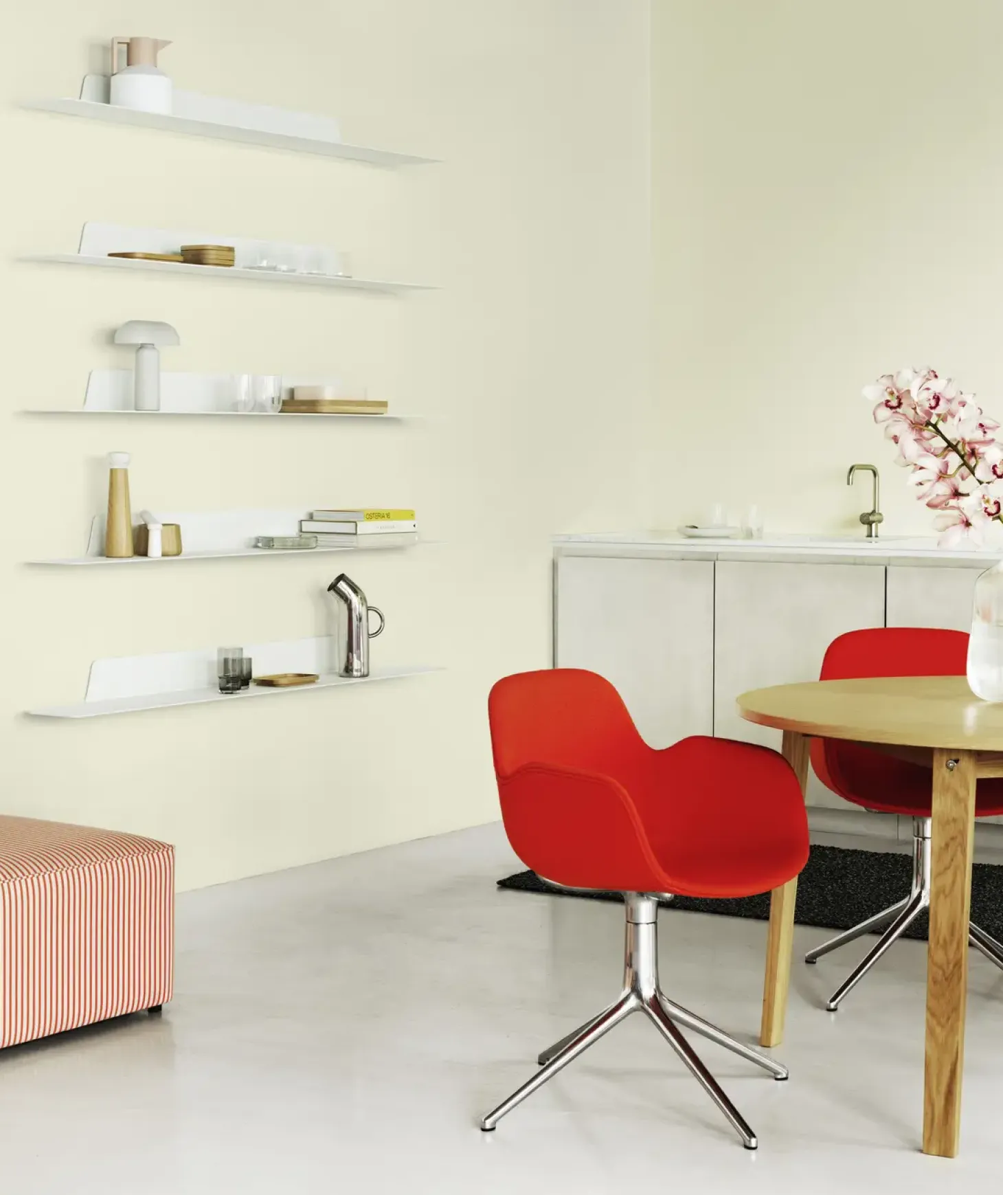 Normann Copenhagen - Form Armstol Swivel 5W med hjul - Sort/Blå