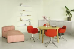 Normann Copenhagen - Form Armstol Swivel 5W med hjul - Sort/Rød