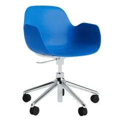 Normann Copenhagen - Form Armstol Swivel 5W med hjul - Alu/Blå