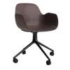 Normann Copenhagen - Form Armstol Swivel 5W med hjul - Sort/Brun