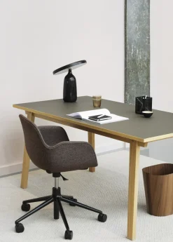 Normann Copenhagen - Form Armstol Swivel 5W med hjul - Sort/Brun