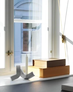 Normann Copenhagen - Lysestage - Crooked Candlestick One - Grey / Grå