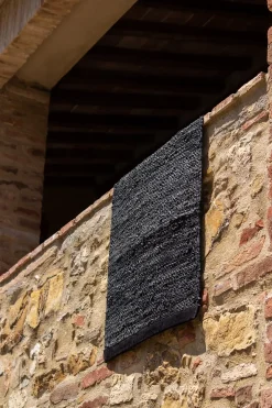 Rug Solid - Tæppe m. læder, sort - 65x135 cm