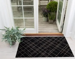 Tica Copenhagen - Smudsmåtte - Lines - Sort/Sand - 90x130 cm.