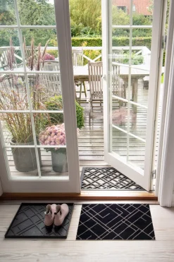 Tica Copenhagen - Smudsmåtte - Lines - Sort/Sand - 40x60 cm.