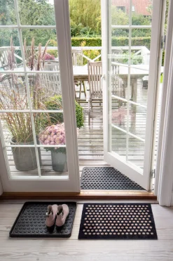 Tica Copenhagen - Smudsmåtte - Dots - Sort/Sand - 40x60 cm.