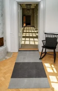 Tica Copenhagen - Smudsmåtte - Stripes Horizon - Steelgrey/Lysegrå - 90x200 cm