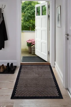 Tica Copenhagen - Smudsmåtte - Dots - Sort/Sand - 90x130 cm