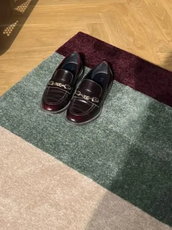 Tica Copenhagen - Smudsmåtte - Stripes Horizon - Grøn/Ivory/Bordeaux- 40x60 cm